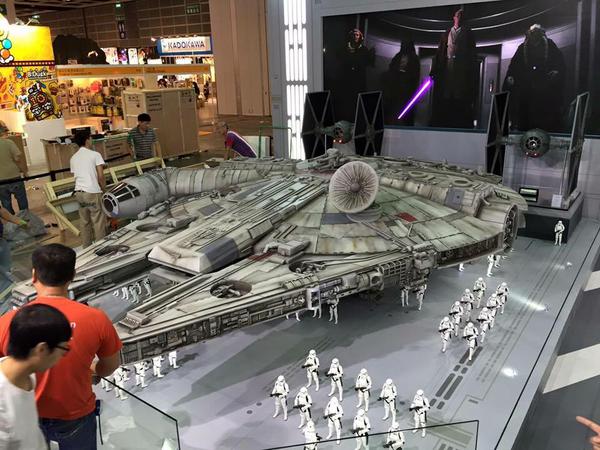 Hot-Toys-Millennium-Falcon-Full-Preview-3