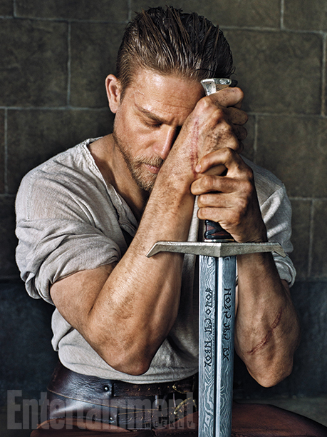 King-Arthur-Charlie-Hunnam-1374-01