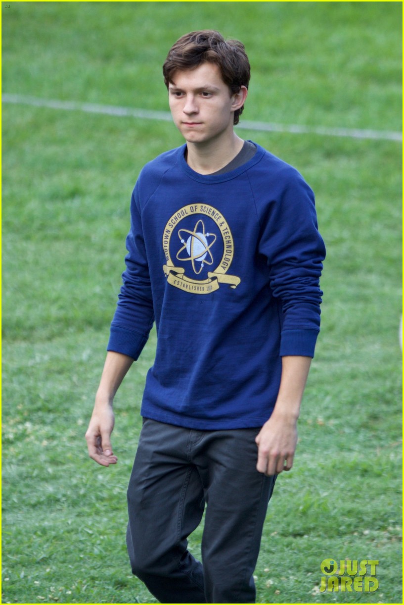 tom-holland-wears-school-sweatshirt-on-spider-man-homecoming-set-02