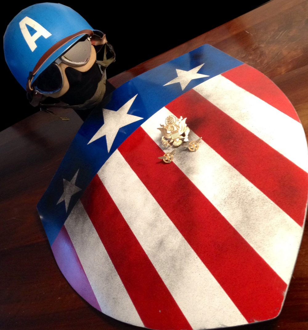 Scudo e cappello prima maniera di Captain America Collezione di Simone Scopa