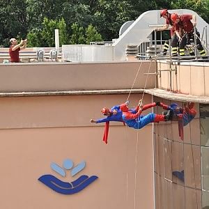 Spider-Man e Superman sui tetti del Bambino Gesù a Roma