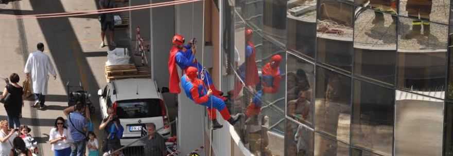 Spider-Man e Superman sui tetti del Bambino Gesù a Roma