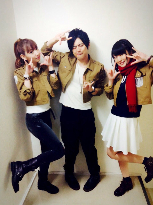 Yui Ishikawa (Mikasa Ackerman), Marina Inoue (Armin Arlert) e Yuuki Kaji (Eren Jaeger) foto