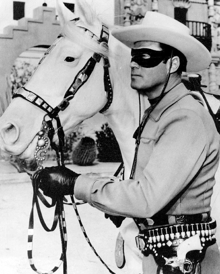 Clayton Moore nel ruolo del cavaliere solitario