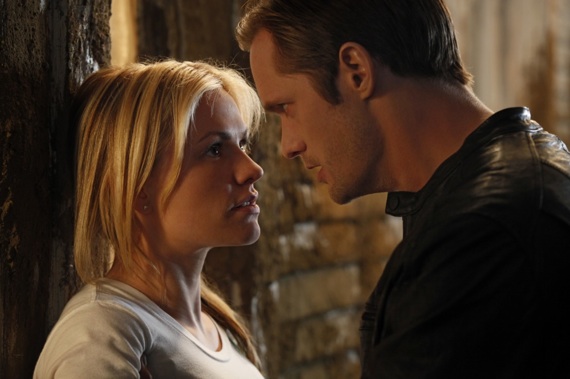 Anna Paquin e Alexander Skarsgard in una scena di True Blood