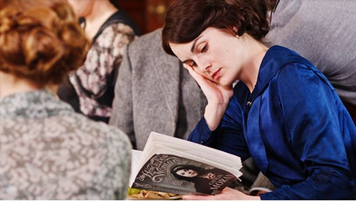 Michelle Dockery legge un libro sul set di Downton Abbey