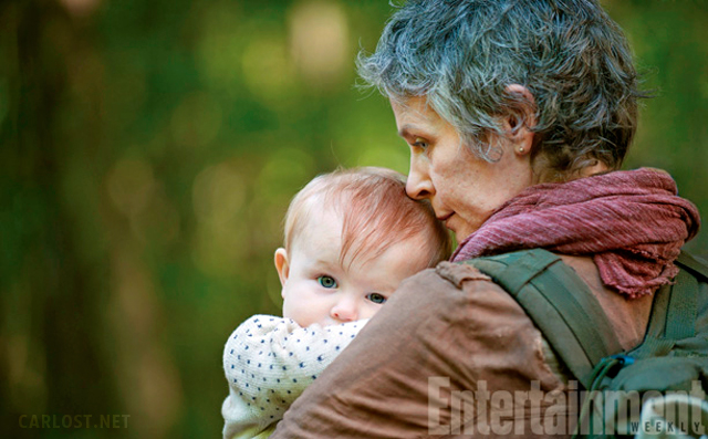 The Walking Dead 5 - nuove still - Carol e Judith