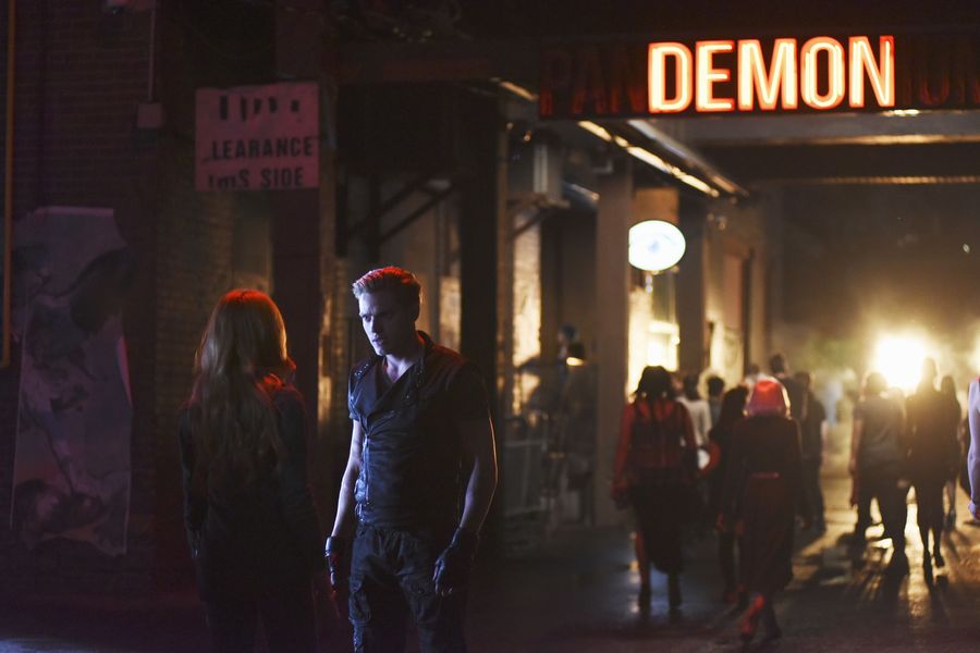 Shadowhunters 1x01, "Pilot"