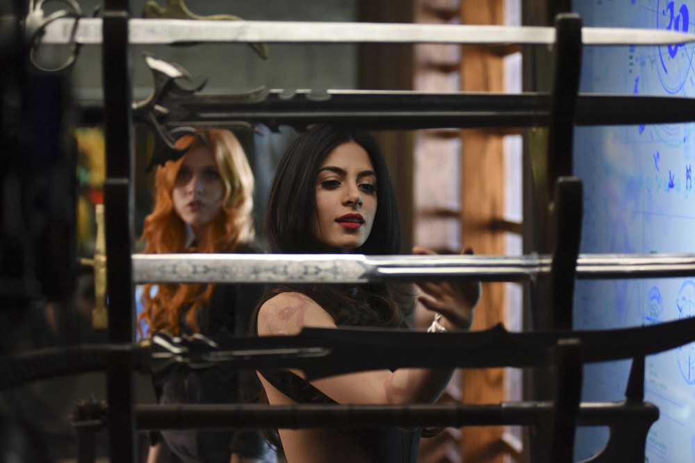 Shadowhunters 1x01, "The Descent Into Hell is Easy"