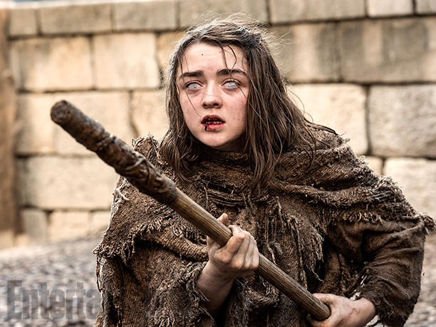 Cecata per non aver rispettato le regole all'interno della Casa del Bianco e del Nero, Arya Stark affronta le prime difficoltà da sola per le strade di Braavos. 