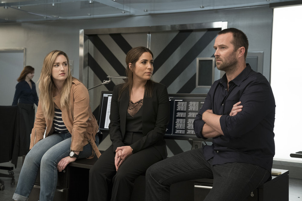 BLINDSPOT -- ?Back to the Grind" Episode 301 -- Pictured: (l-r) Ashley Johnson as Patterson, Audrey Esparza as Tasha Zapata, Sullivan Stapleton as Kurt Weller -- (Photo by: Peter Kramer/NBC)