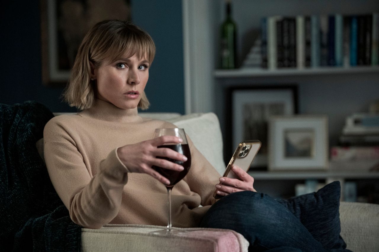 The Woman in the House Across the Street from the Girl in the Window. Kristen Bell as Anna in episode 102 of The Woman in the House Across the Street from the Girl in the Window. Cr. Colleen E. Hayes/Netflix © 2021