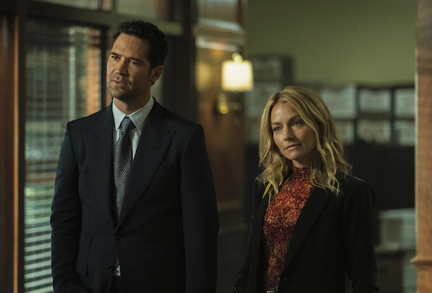 Lincoln Lawyer. (L to R) Manuel Garcia-Rulfo as Mickey Haller, Becki Newton as Lorna in episode 101 of Lincoln Lawyer. Cr. Lara Solanki/Netflix © 2022